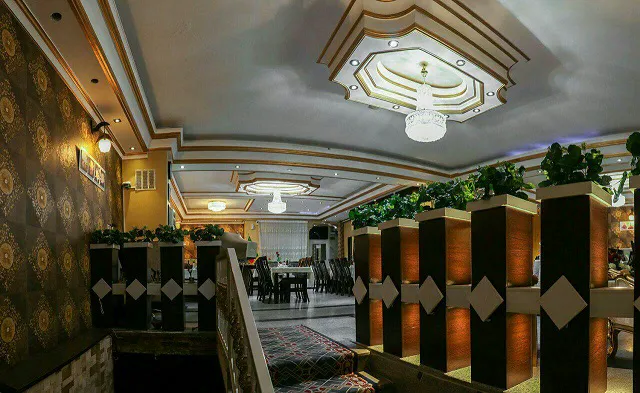 سالن غذاخوری هتل فردوس با میز و صندلی