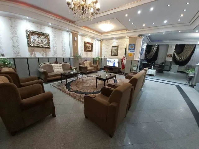لابی هتل فردوس با مبلمان قهوهای و لوستر
