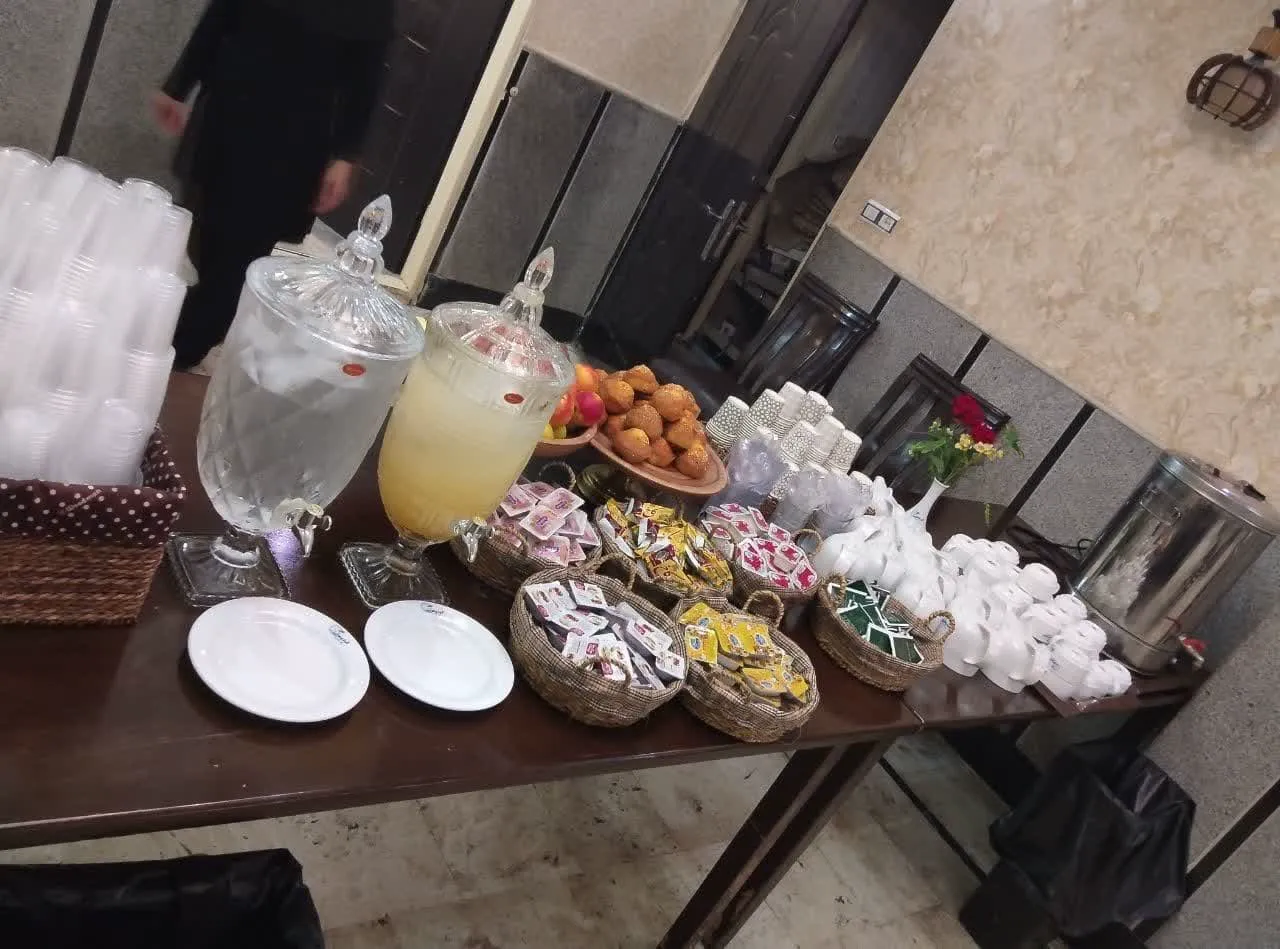 میز پذیرایی با نوشیدنی، میوه و شیرینی در هتل فردوس