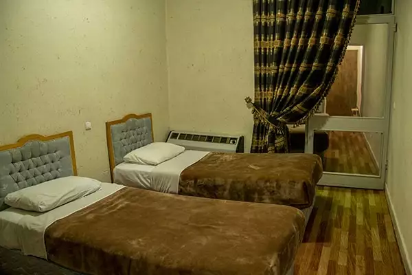 اتاق هتل جهانگرد با دو تخت یک‌نفره