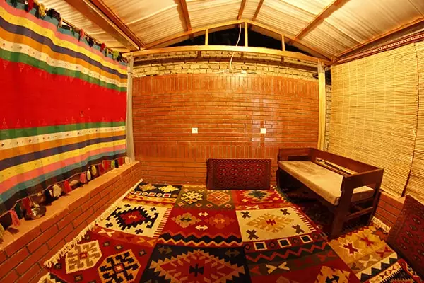 اتاق سنتی با گلیم‌های رنگارنگ در جهانگرد