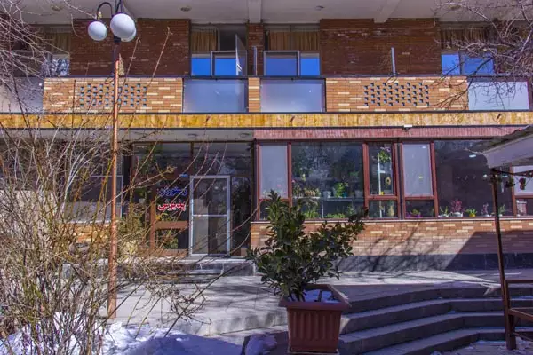 نمای بیرونی آجری ساختمان جهانگرد در زمستان