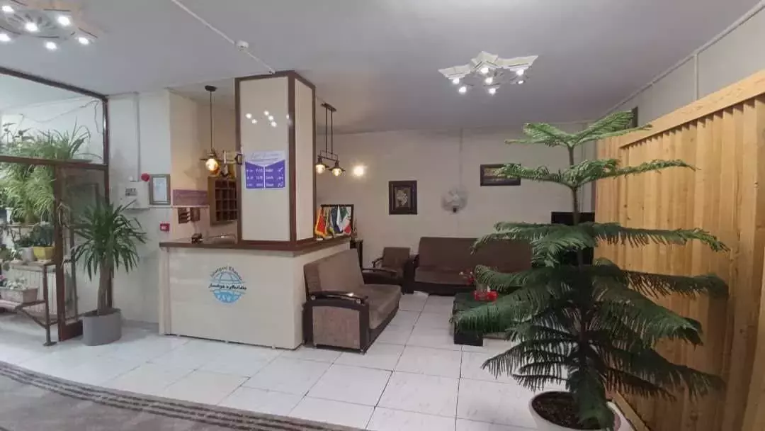 پذیرش و فضای نشیمن داخلی جهانگرد