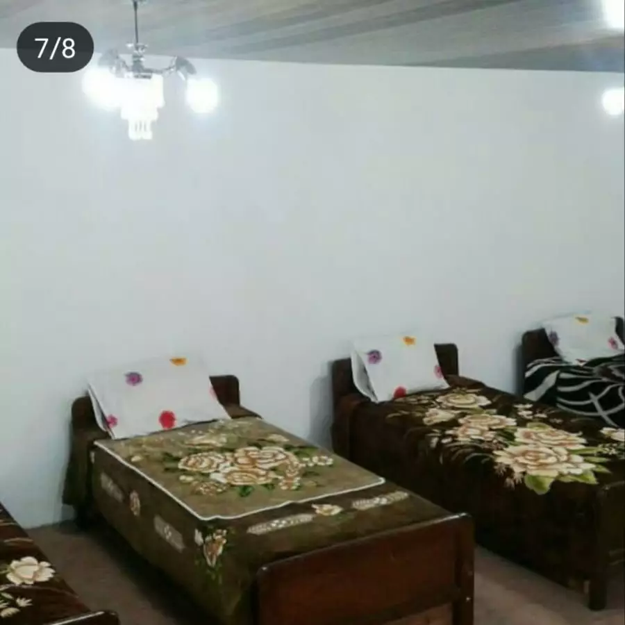 تختهای یکنفره با روتختی گلدار در قصر نگین
