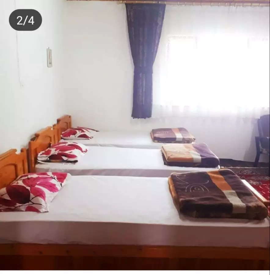 سه تخت یکنفره در اتاق قصر نگین
