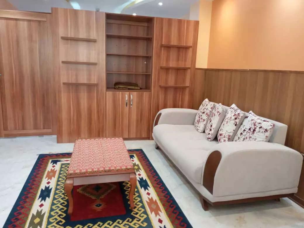 مبل و میز چوبی در نشیمن قصرامید