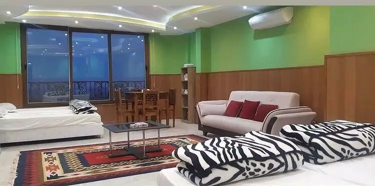 اتاق نشیمن قصرامید با تخت و مبلمان راه‌راه