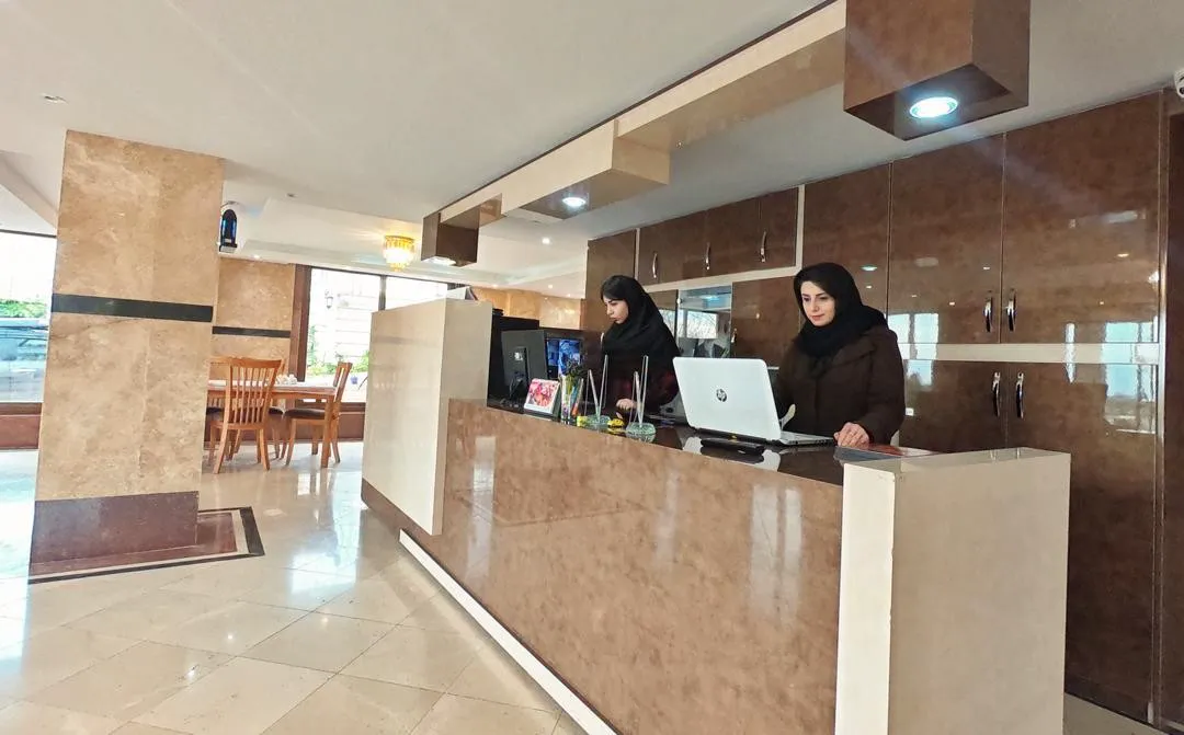 پذیرش هتل قصرامید با دو کارمند پشت کانتر