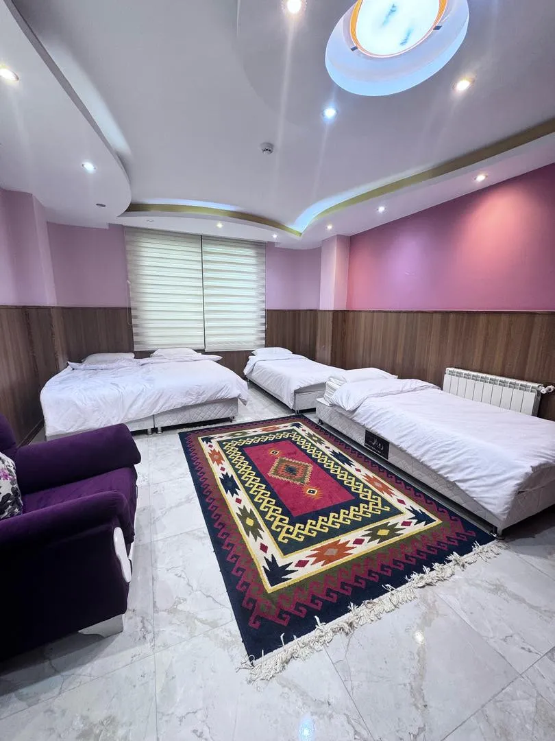 اتاق چندتخته هتل قصرامید با فرش رنگارنگ
