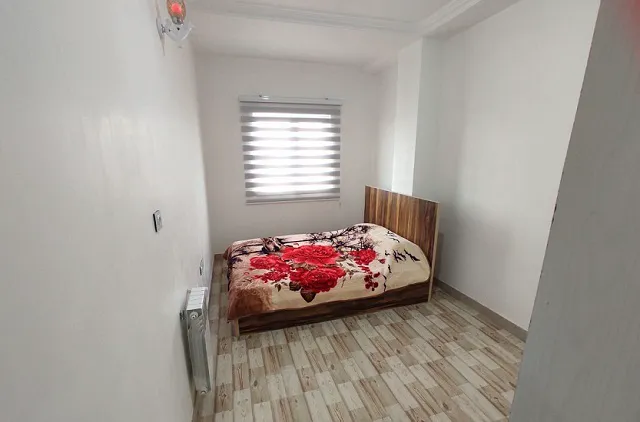 اتاق هتل آهوان با تخت دونفره کنار پنجره