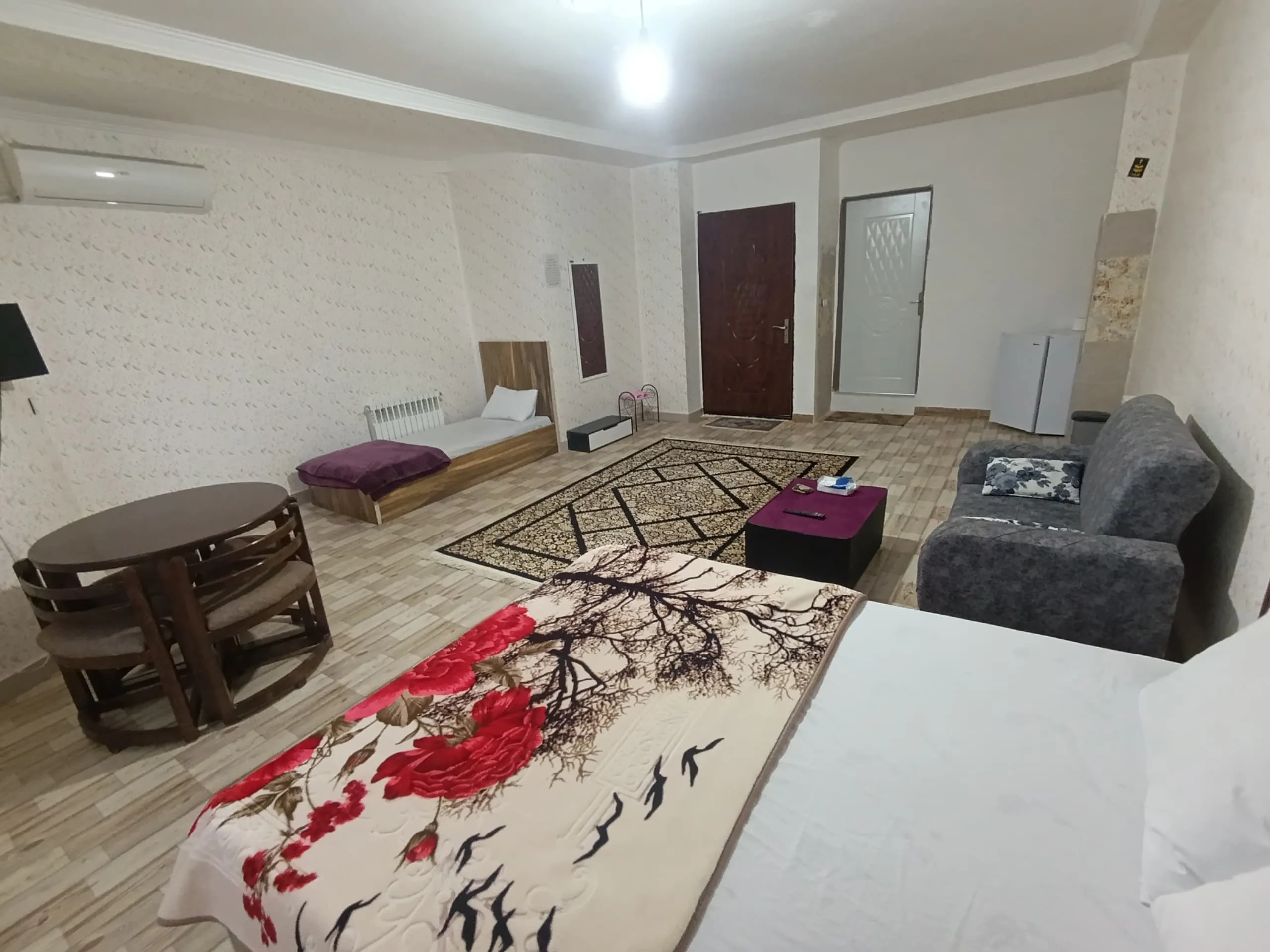اتاق نشیمن هتل آهوان با مبلمان و فرش