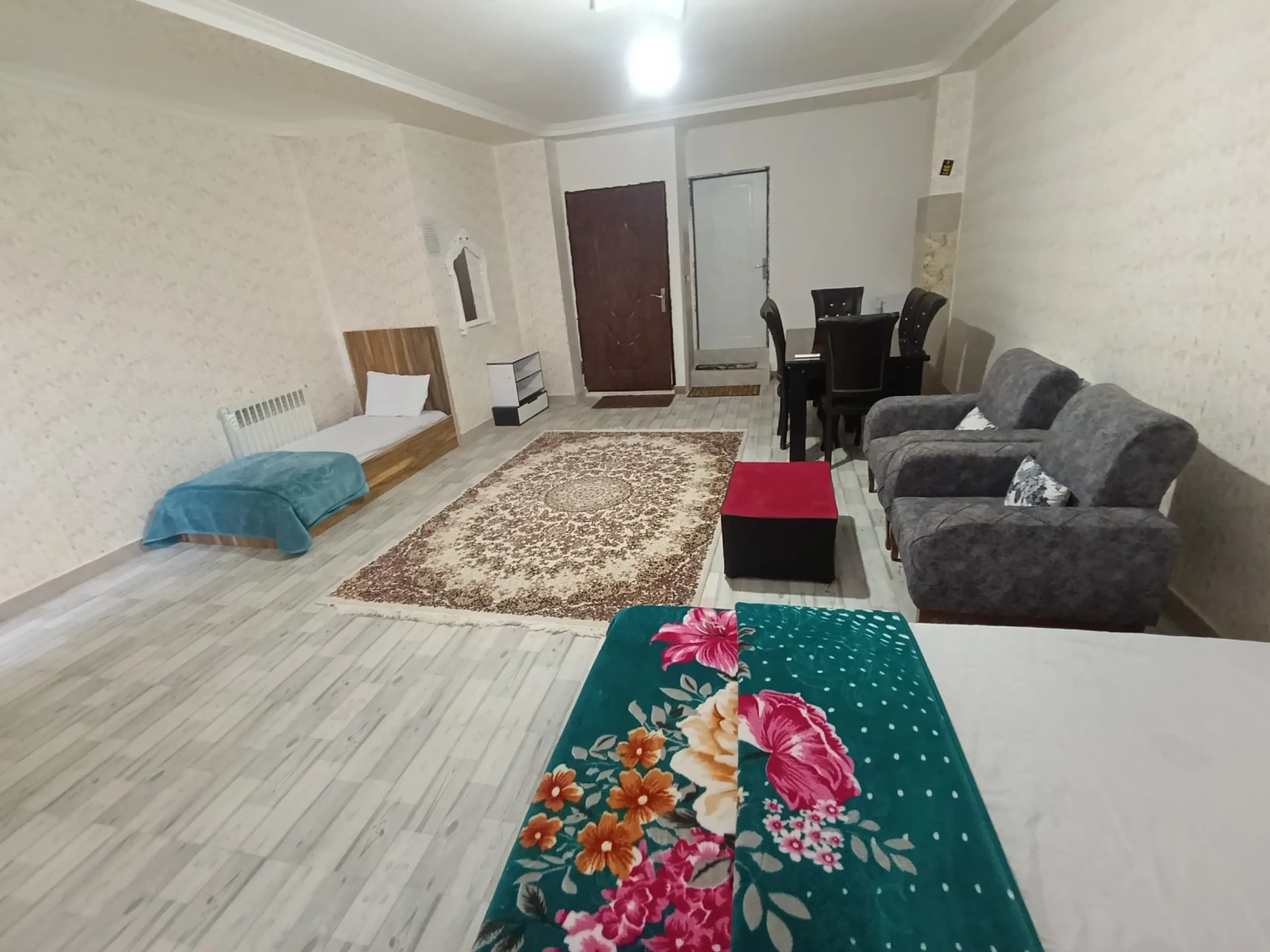اتاق نشیمن هتل آهوان با تخت و مبلمان