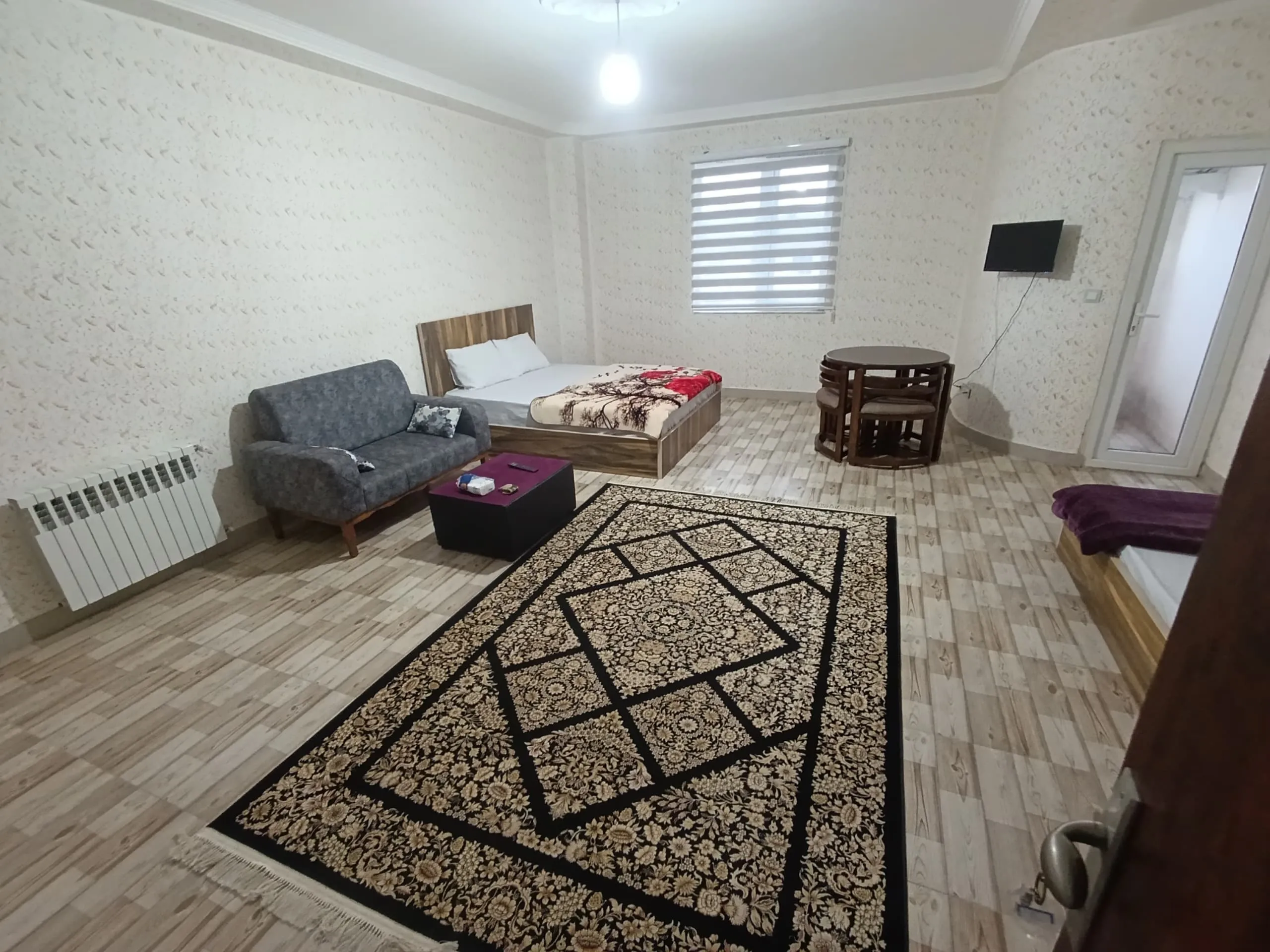 اتاق مهمان آهوان با تخت و فرش بزرگ