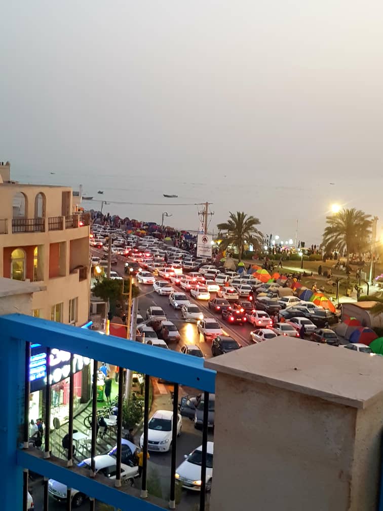 نمای ساحل و خیابان شلوغ از هتل دریا کنار
