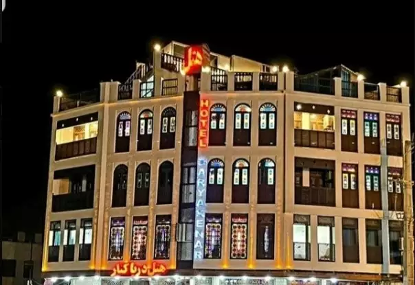 نمای شبانه ساختمان هتل دریا کنار