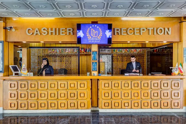 پیشخوان پذیرش و صندوق هتل سفیدکنار