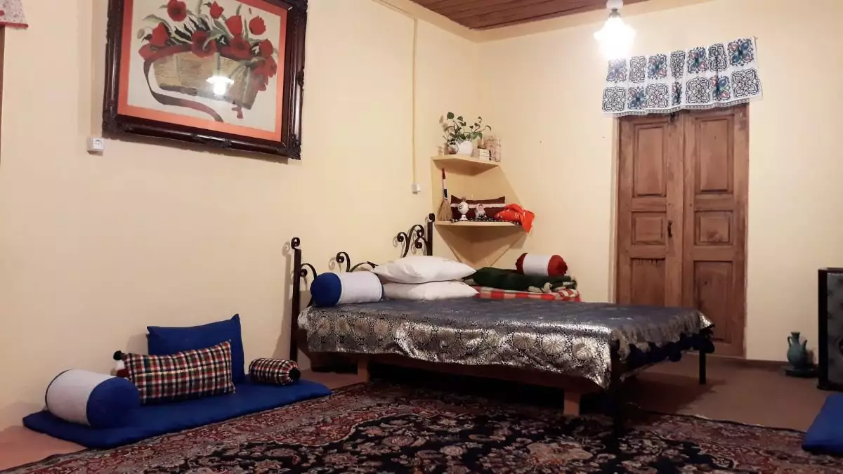 اتاق سنتی هتل آوش با تخت و فرش دستباف