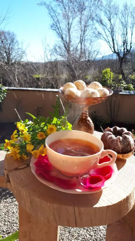 چای و شیرینی روی میز چوبی آوش