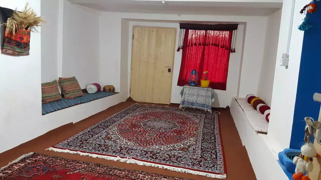 اتاق سنتی آوش با فرش دست‌باف و نشیمن دیواری