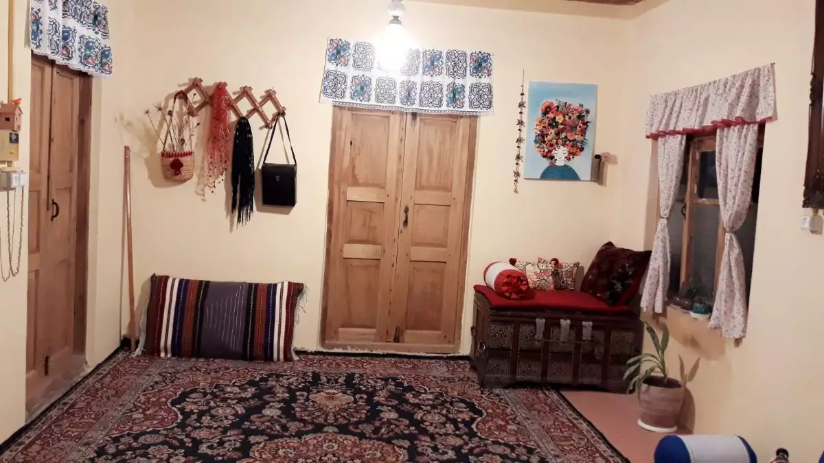 فضای نشیمن سنتی هتل آوش با فرش و صندوقچه
