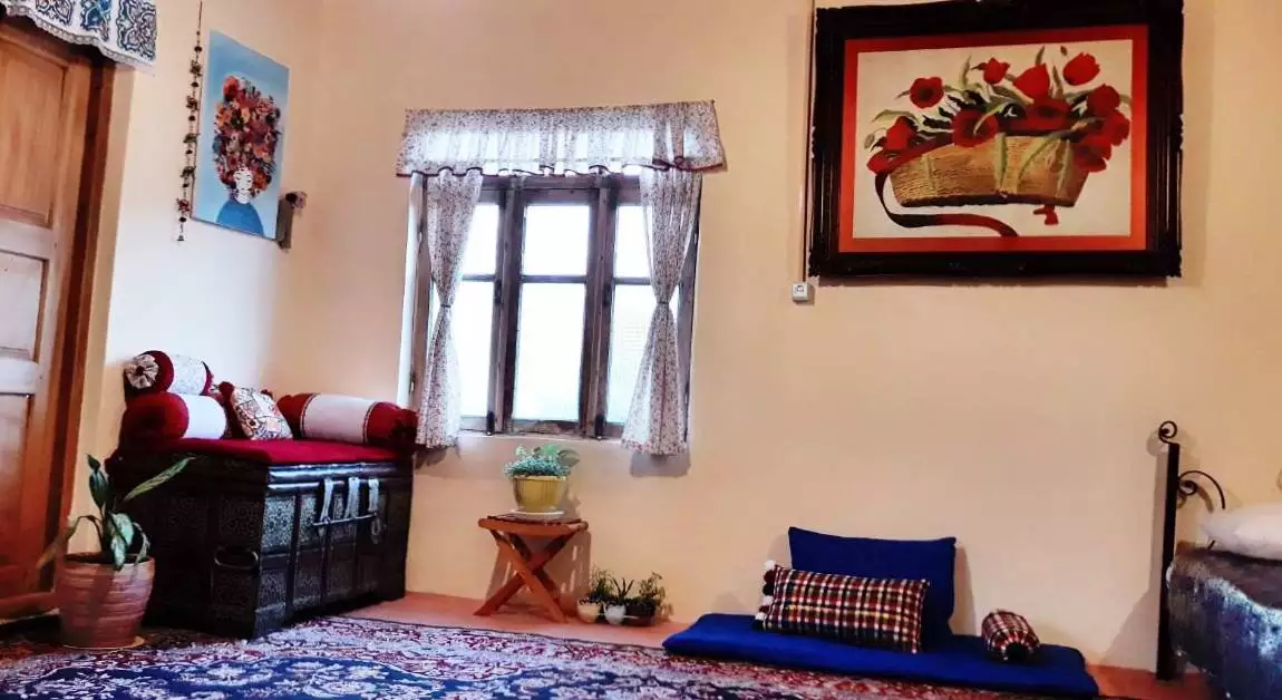 اتاق آوش با صندوق چوبی، پنجره و نشیمن سنتی
