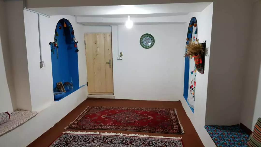 فضای سنتی آوش با فرش‌های قرمز و طاقچه‌های آبی