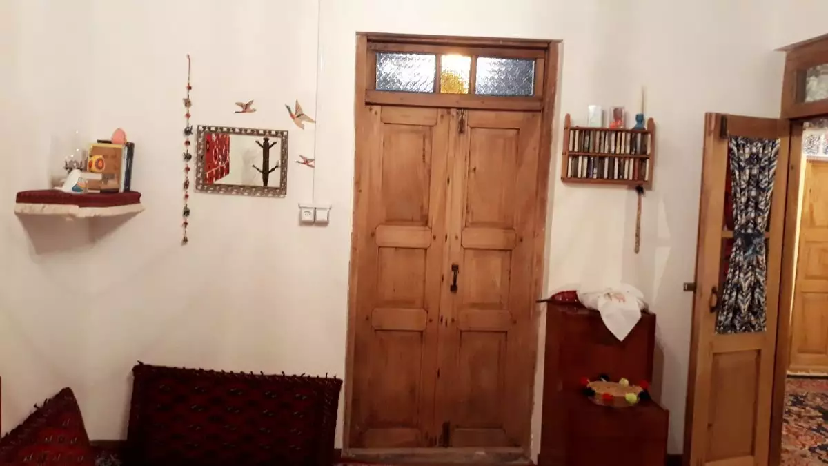 در چوبی اتاق هتل آوش و دکور سنتی