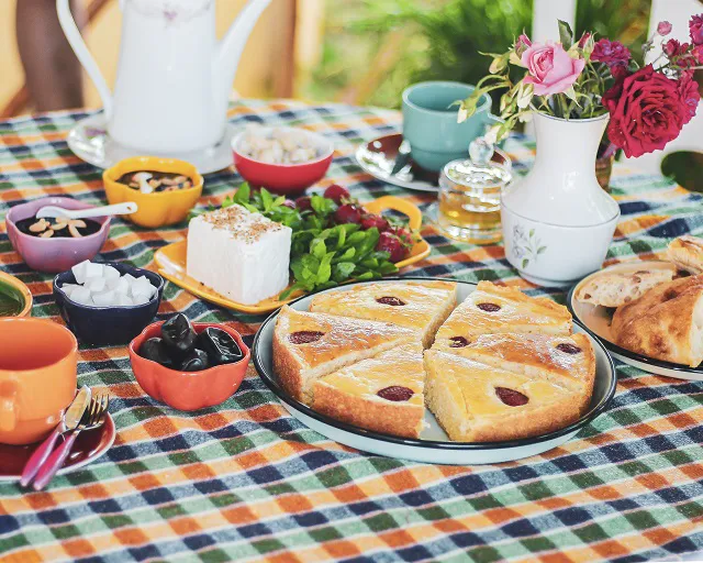 چیدمان صبحانه هتل آوش با کیک، نان و چای