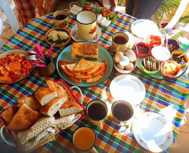 صبحانه هتل آوش با نان محلی، تخم‌مرغ و چای
