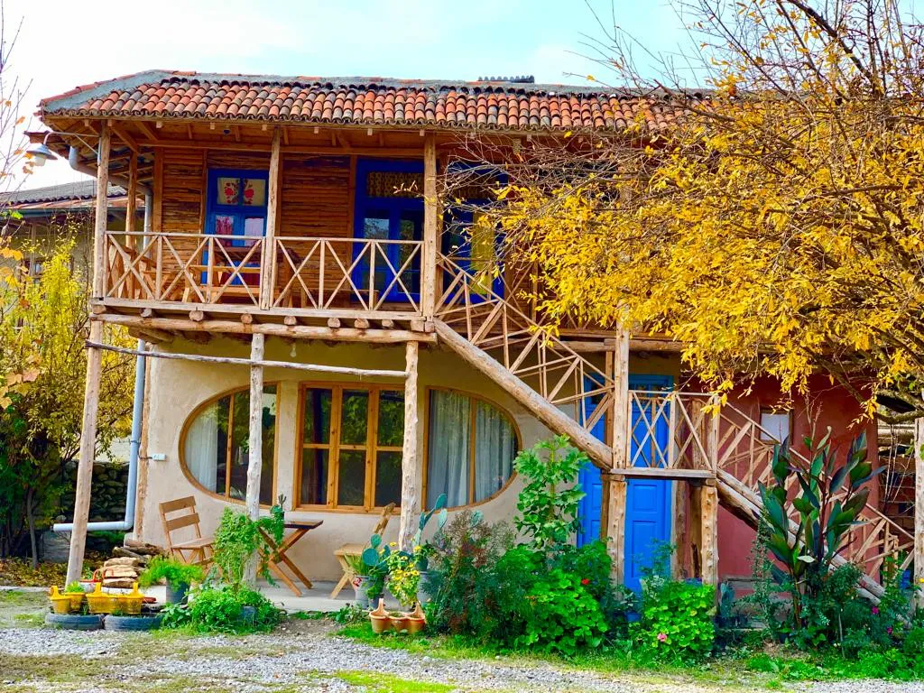 نمای کلبه چوبی دوطبقه اقامتگاه آوش