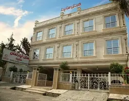 نمای بیرونی هتل ساینا با نمای سنگی و ورودی فلزی