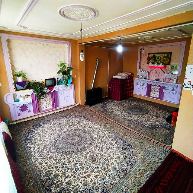 اتاق اقامتگاه وامنان با فرش‌های دست‌باف