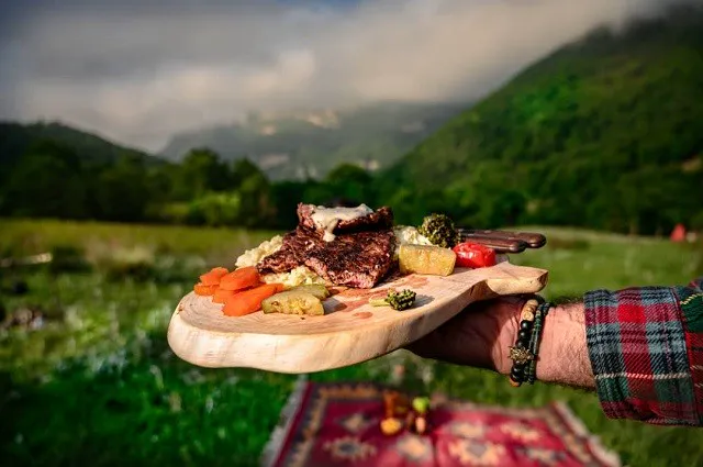 غذای محلی روی تخته چوبی در طبیعت وامنان