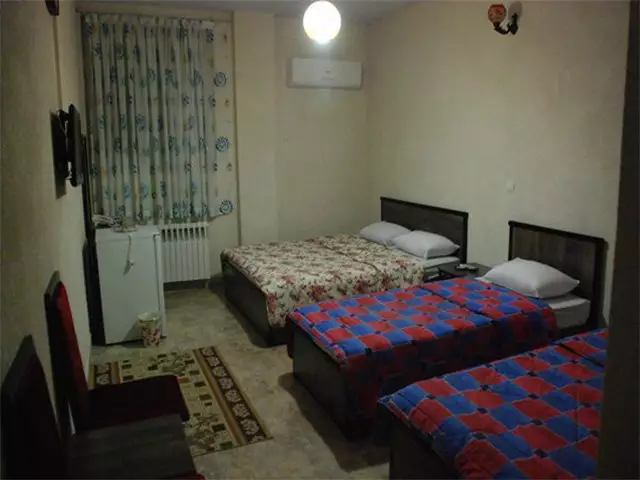 اتاق سهتخته هتل البرز با تختهای مجزا