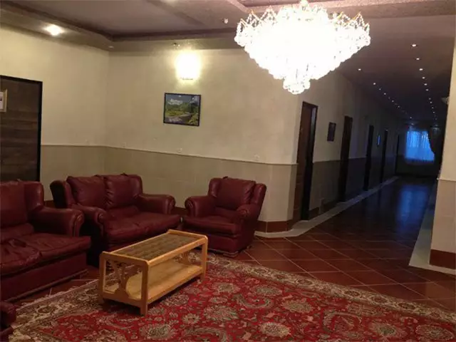 لابی هتل البرز با مبلمان چرمی و لوستر