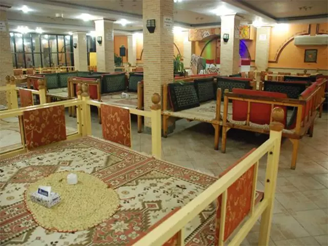 فضای نشیمن سنتی هتل البرز با فرش و نیمکت