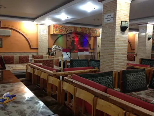 نشیمن سنتی هتل البرز با نیمکتهای چوبی