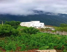 نمای هتل خلوت آرام میان درختان کوهستانی