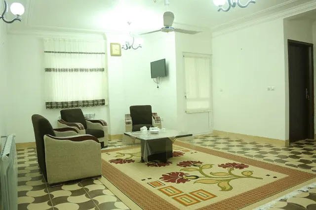 فضای نشیمن هتل عباس آباد با مبلمان و میز