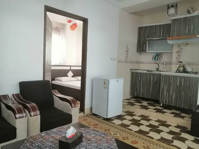 آشپزخانه و فضای نشیمن اقامتگاه عباس آباد