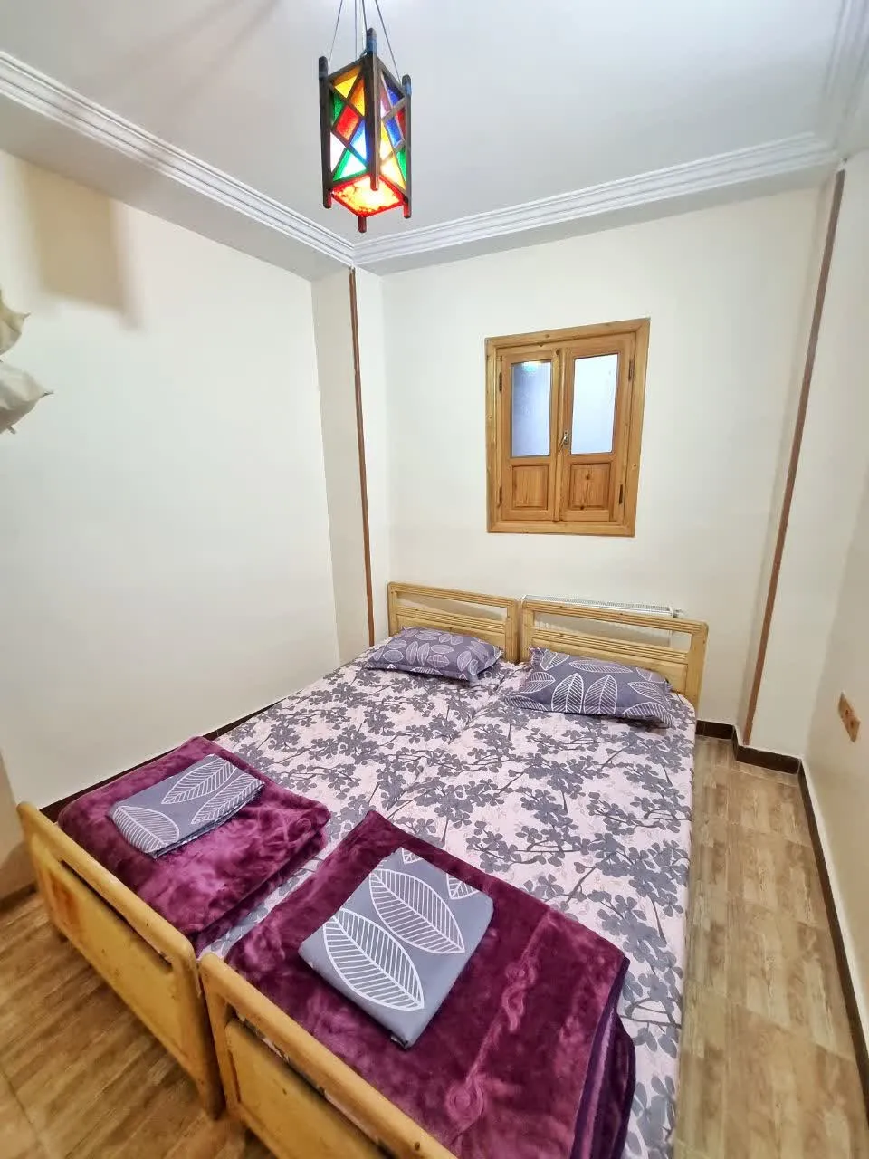 تخت دونفره چوبی در اتاق هتل ماسوله