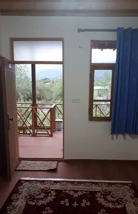 اتاق اقامتگاه سعادت با پنجره رو به بالکن و طبیعت