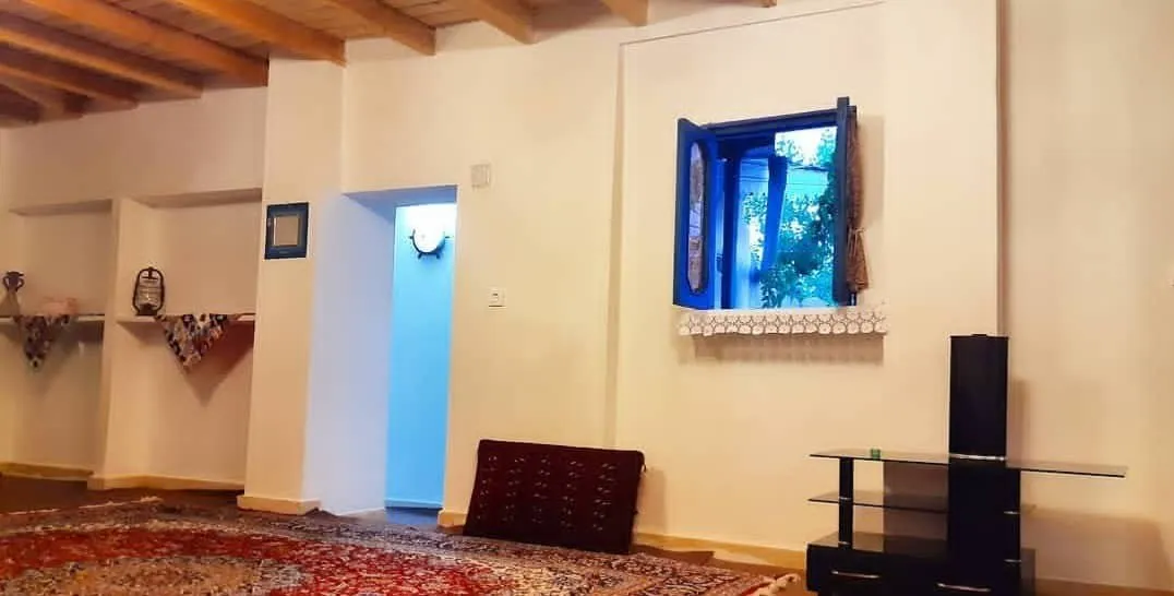فضای نشیمن هتل داروک با پنجره آبی
