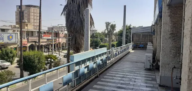 تراس باریک رستم با کفپوش سنگی و نرده آبی