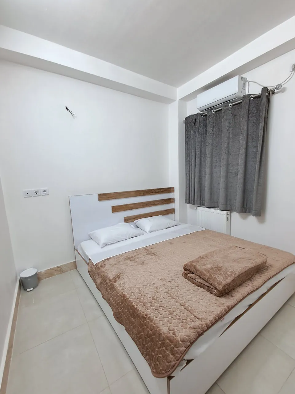 اتاق برجیس با تخت دونفره و پرده خاکستری