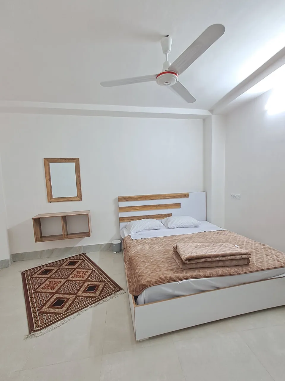 اتاق برجیس با تخت دونفره و فرش هندسی