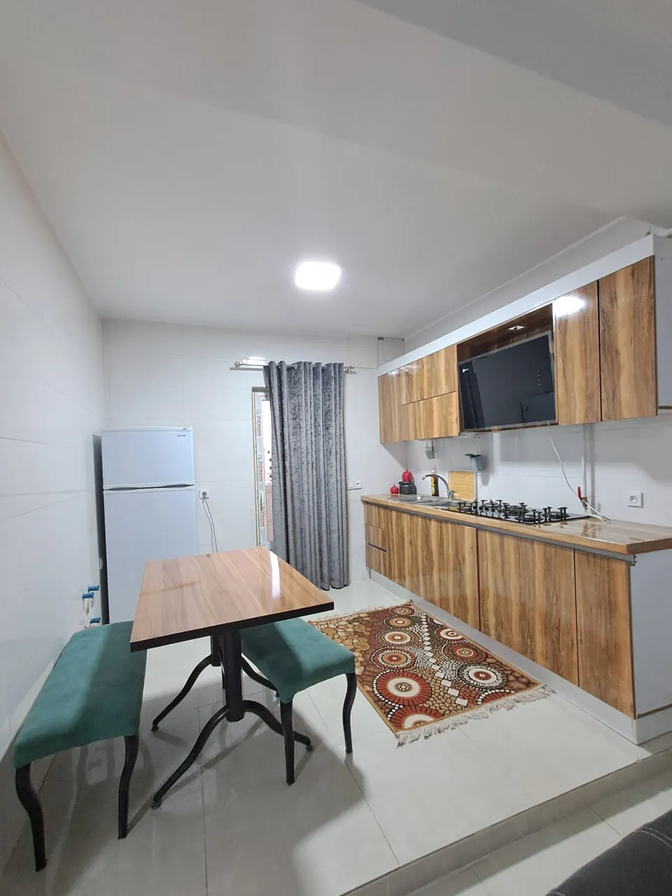 آشپزخانه و میز غذاخوری برجیس با کابینت چوبی