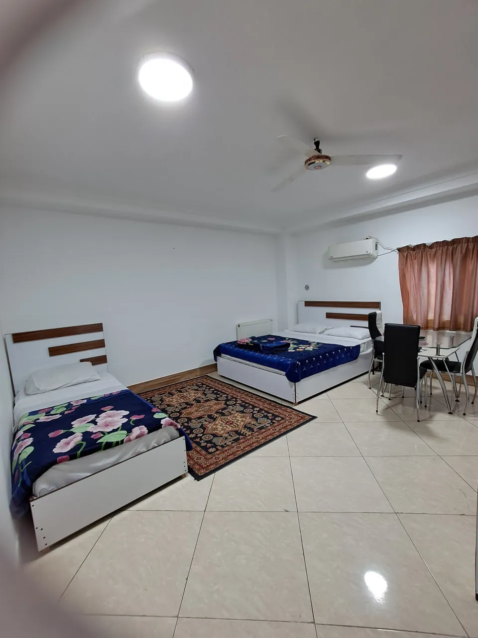 اتاق برجیس با دو تخت یکنفره و فرش