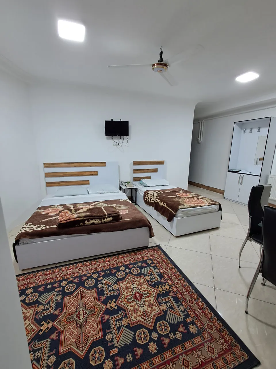 دو تخت یکنفره و فرش طرحدار در برجیس