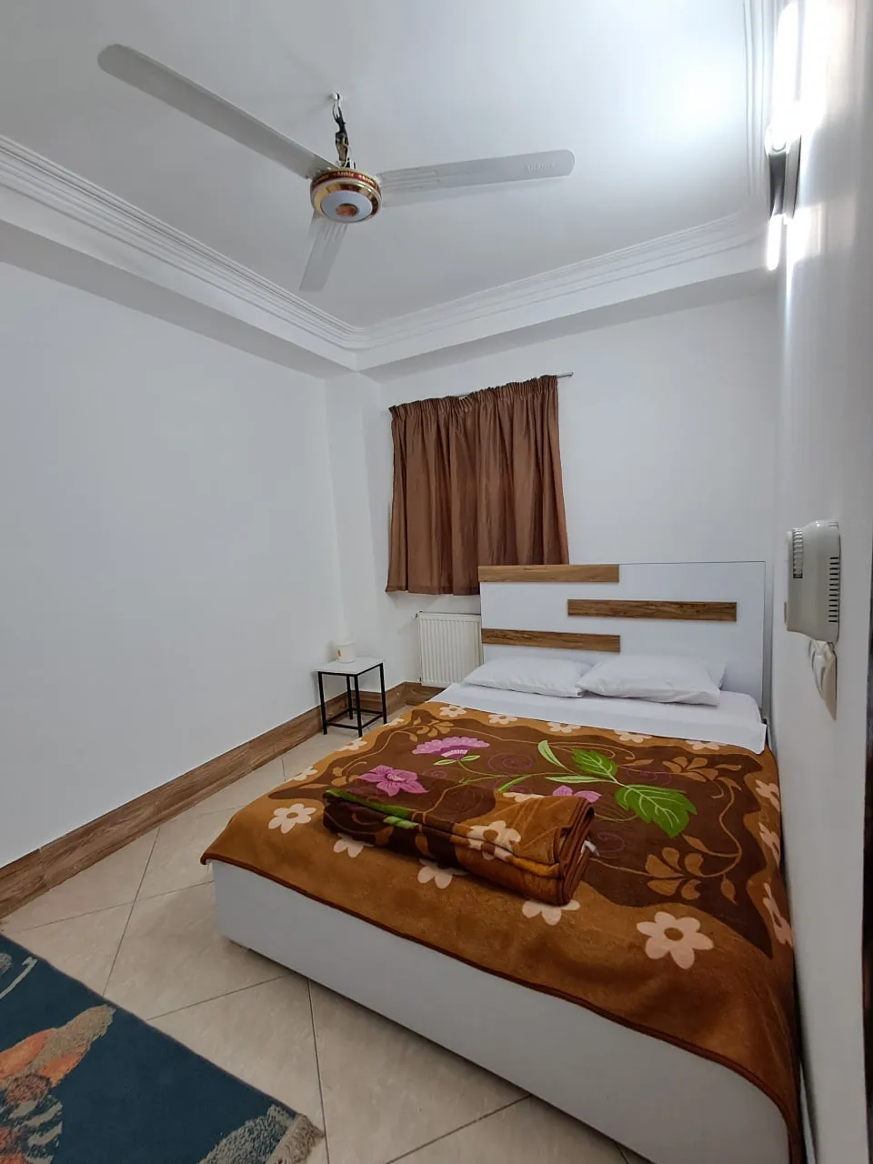 اتاق خواب برجیس با تخت دونفره و روتختی گلدار